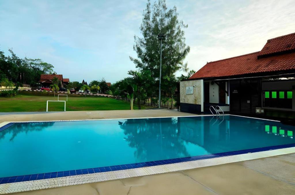 Oyo Home 90745 Desa Balqis Beach Resort Малакка Экстерьер фото