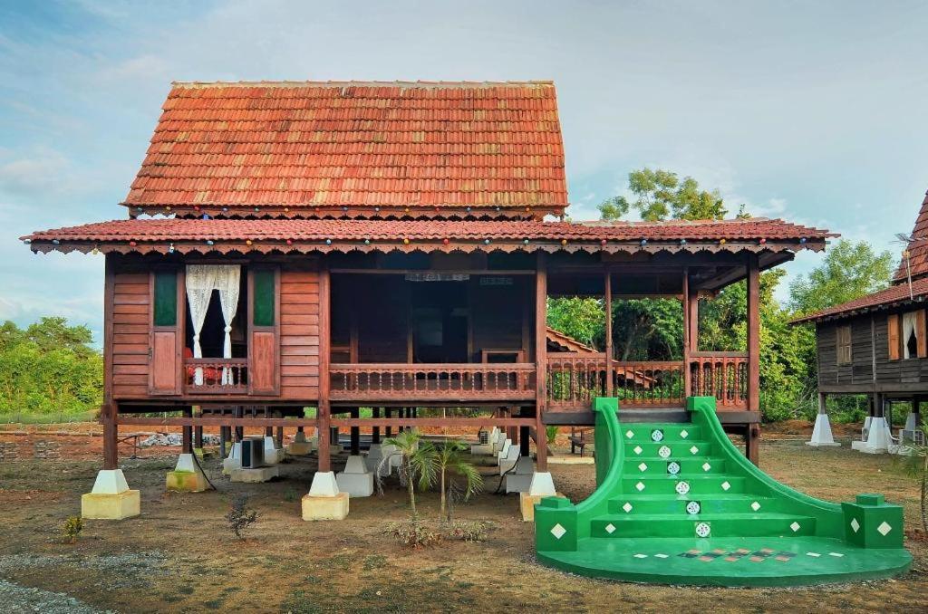 Oyo Home 90745 Desa Balqis Beach Resort Малакка Экстерьер фото
